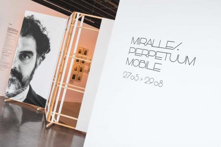 La mostra Perpetuum Mobile e il concetto di arredare di Enric Miralles